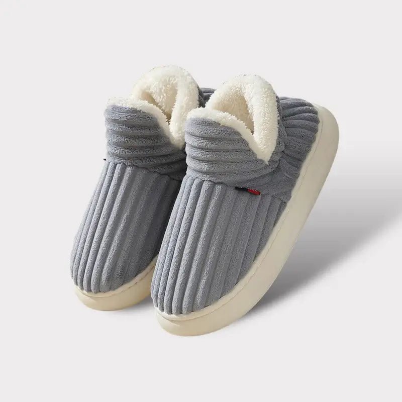 Plush cushioned slippers, detail of the soft padded lining